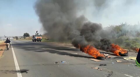 SOUTH AFRICA - Johannesburg - Eldorado Park protest turns violent (Videos) (vsW)