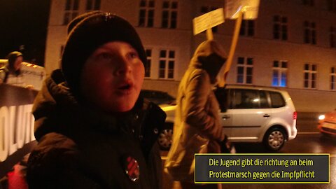 Die Jugend gibt die richtung an beim Protestmarsch gegen die Impfpflicht