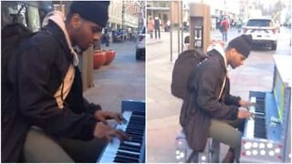 Pianist spelar en remix på 'Carol of the Bells'