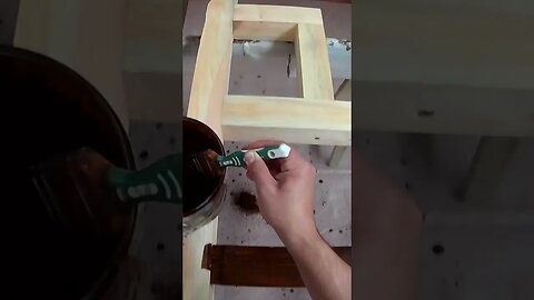 Pintando la madera con barniz #diyprojects #diyshorts