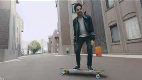 Il se filme sur sa longboard avec un drone