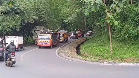 Dump Truk Canter Muatan Pasir Persiapan Menanjak