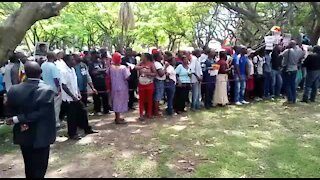 Expectant crowds gather in Harare ahead of likely impeachment proceedings (mHv)