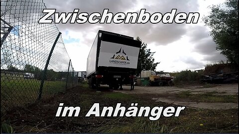 Zwischenboden im Anhänger zur Verladung der Quads