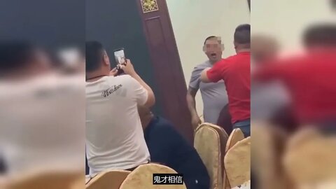 男子酒席上逞能表演白酒对瓶吹，邻座劝阻被他躲开，终被120拉走