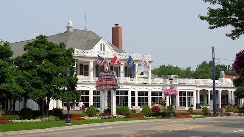 HAVING LUNCH AT ZEHNDER'S OF FRANKENMUTH MICHIGAN, THEY ARE FAMOUS FOR THIER CHICKEN DINNERS