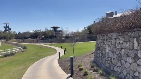 Disfrutando de una caminata vespertina por San Antonio