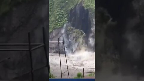 GRABARON EL MOMENTO EXACTO DE UN TERRIBLE DESLIZAMIENTO DE TIERRA EN ECUADOR