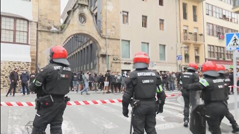 Individuos filoetarras "fascistas" junto a la ultraizquierda protestan contra VOX en Mondragón