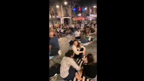 France: Picnics on the streets outside restaurants which require Macron's "covid passports"