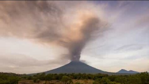 Images accélérées du volcan de Bali rejetant ses cendres