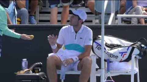 Tennis player asks ball girl to peel his banana