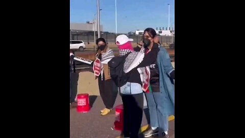 Hamassholes blocking the entrance to Chicago's O'Hare Airport are linking arms with drain pipes