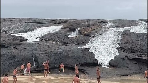 29/03/2023 - Ondas gigantes em Itacoatiara atingem 10 metros