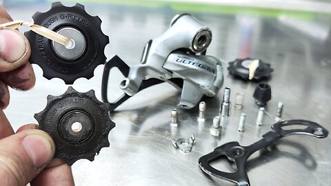 Cleaning the rear derailleur on a road bike. Replacing the derailleur jockey wheels