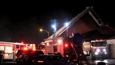 SOUTH AFRICA - Cape Town - Factory fire in Parow (Video) (rqQ)