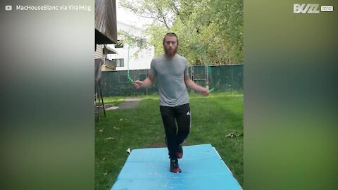 Cet homme montre son talent incroyable avec une corde à sauter!