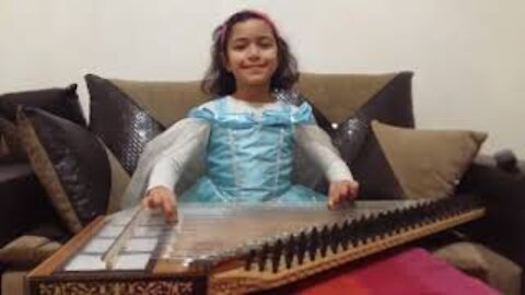 Video of playing the instruments of law from a child who is good at playing