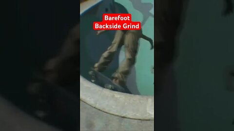 BAREFOOT BACKSIDE GRIND @ Vagabond Pool #poolskateboarding #poolskating #fresnocalifornia #vagabond