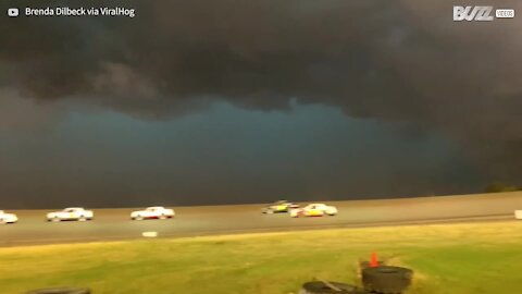 Formação de tempestade é captada em pista de corrida