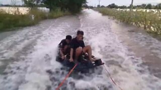 Wakeboarding på en oversvømmet vej i Thailand