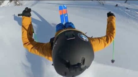 Roman Rohrmoser rate un saut en ski freestyle