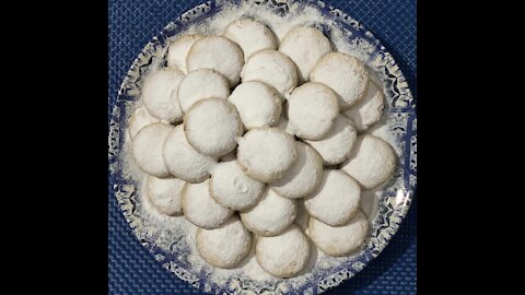 Turning granulated sugar into powdered sugar