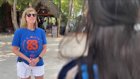 Jimmy Buffett fans at Jupiter Square Grooper in