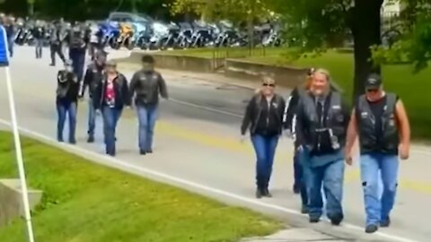 Bikers Stop At Little Girl's Lemonade Stand For Surprise Visit