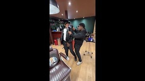 MICHAEL JACKSON GOES TO THE BARBERSHOP