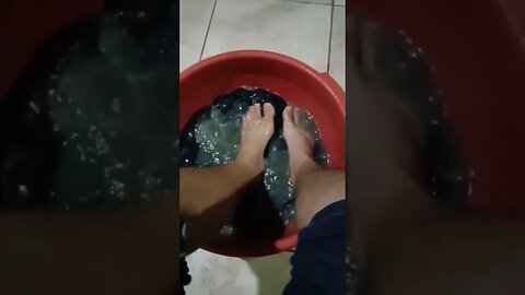 lavando roupa com os pés