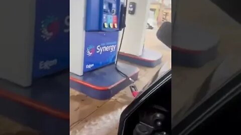 Girl doesn’t know how to turn off gas pump😳#crazyvideo #shorts #gaspump #gas #figureitout