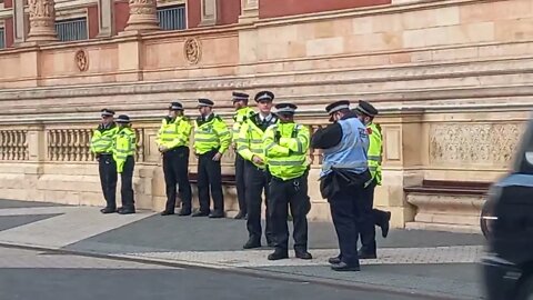 met police outside the victoria museum #metpolice 12 April 2022