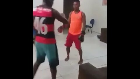 PENSA NUM SOCO CAPRICHADO ESSE ACERTOU EM CHEIO QUASE DESLIGA A FIACAO TODA ( MEME ) #shorts #rir