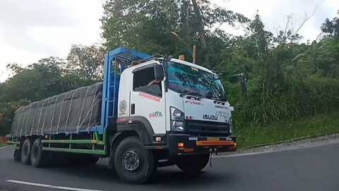 Truk Tronton Panjang Oleng Saat Menanjak Di Tikungan Tajam