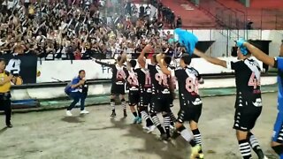 Time do Vasco comemorando com a torcida no Arruda - Náutico 2x3 Vasco