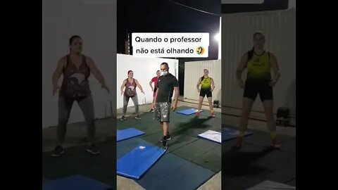 QUANDO O PROFESSOR NÃO ESTÁ OLHANDO... #Shorts