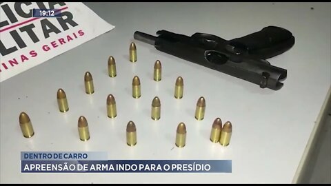 Dentro de carro: Apreensão de arma indo para o presídio