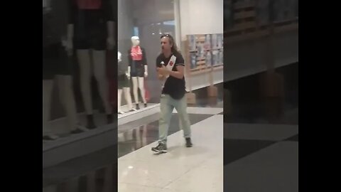 Vascaíno cantando shopping após comprar ingresso