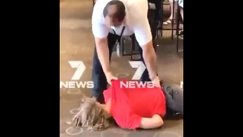 Australia 2020 - Man gets chocked out by security guard while getting thrown out of hotel bar