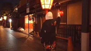 Basketball freestyler impresses in Tokyo