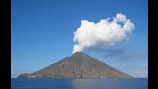 Erupção vulcânica assustadora ocorre em Stromboli