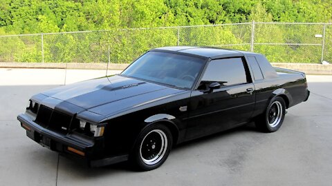 Buick Grand National Vs Dodge Challenger RT - 1/4 Mile Drag Race