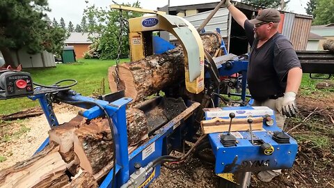 WOOD PROCESSOR MAKING WINTERS WOOD