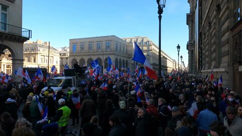 Manifestation contre le pass vaccinal place du Palais Royal à Paris le 12/02/2021 - Vidéo 4