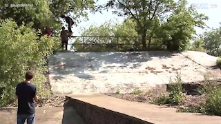 Ce skateur fait une chute spectaculaire