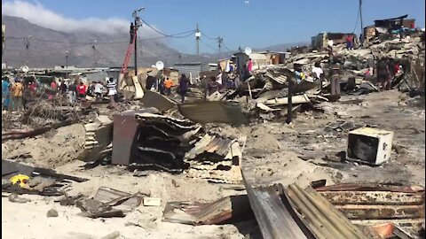 SOUTH AFRICA - Cape Town - Vrygrond informal settlement fire aftermath (9p2)