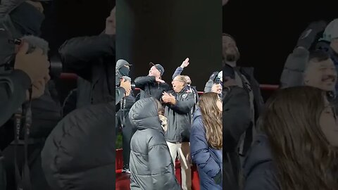 John Textor na bancada imitando o Carlos Alberto após um gol do Botafogo