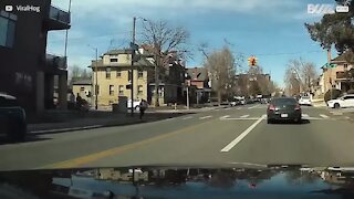 Homem hesitante é derrubado por ciclista