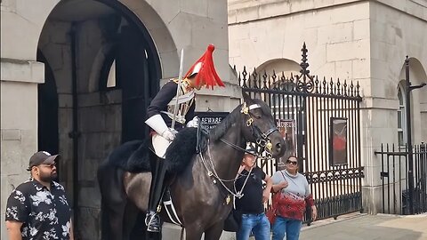 (Oh my god) The moment a tourist took the p.i.s.s at being told to get back #thekingsguard